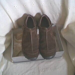 8 1/2 M ~ Privo by Clark's Ricegrass Suede Shoes / bootie ~ brown